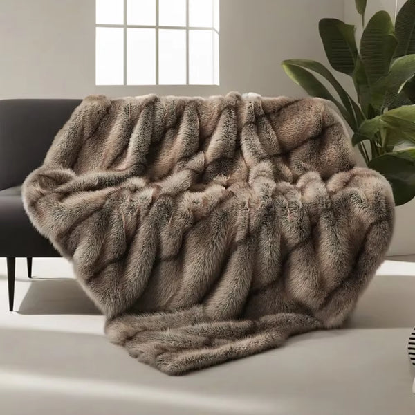 Sumptuous Faux Fur Blanket - Elegant Bed & Sofa Cover for Luxurious Home Décor