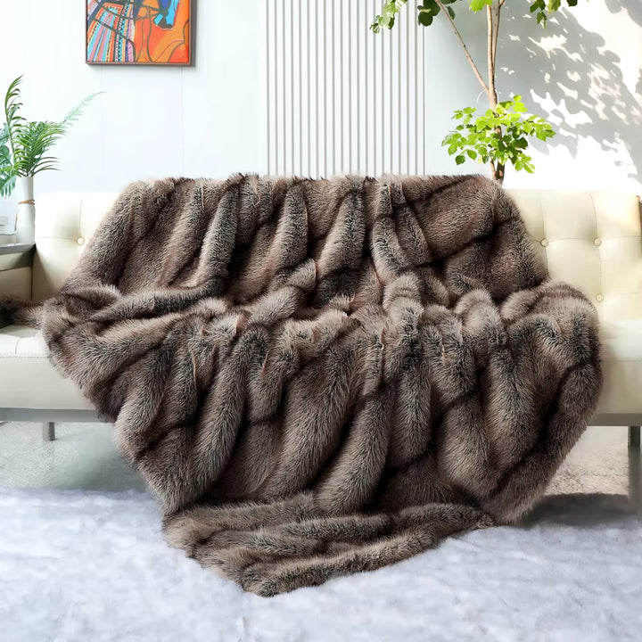 Sumptuous Faux Fur Blanket - Elegant Bed & Sofa Cover for Luxurious Home Décor