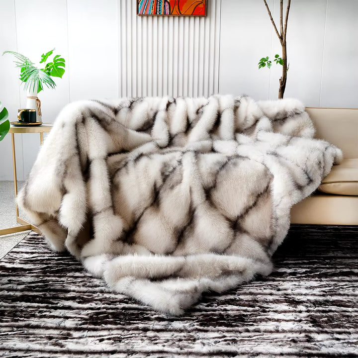 Sumptuous Faux Fur Blanket - Elegant Bed & Sofa Cover for Luxurious Home Décor