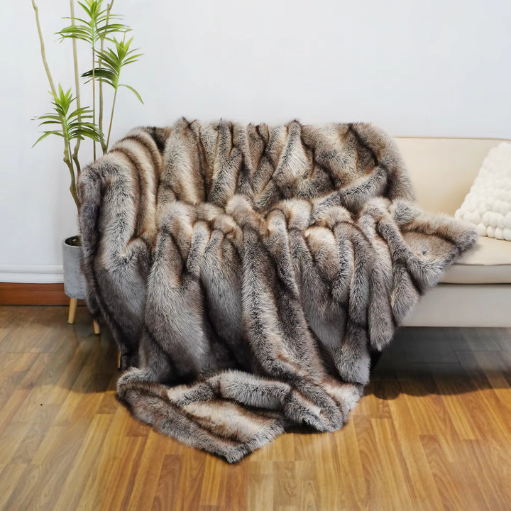 Sumptuous Faux Fur Blanket - Elegant Bed & Sofa Cover for Luxurious Home Décor