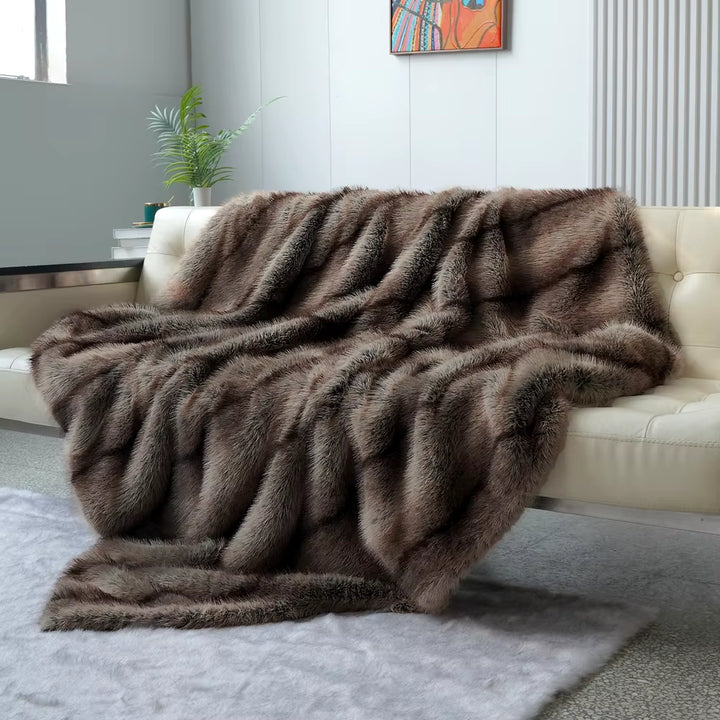 Sumptuous Faux Fur Blanket - Elegant Bed & Sofa Cover for Luxurious Home Décor